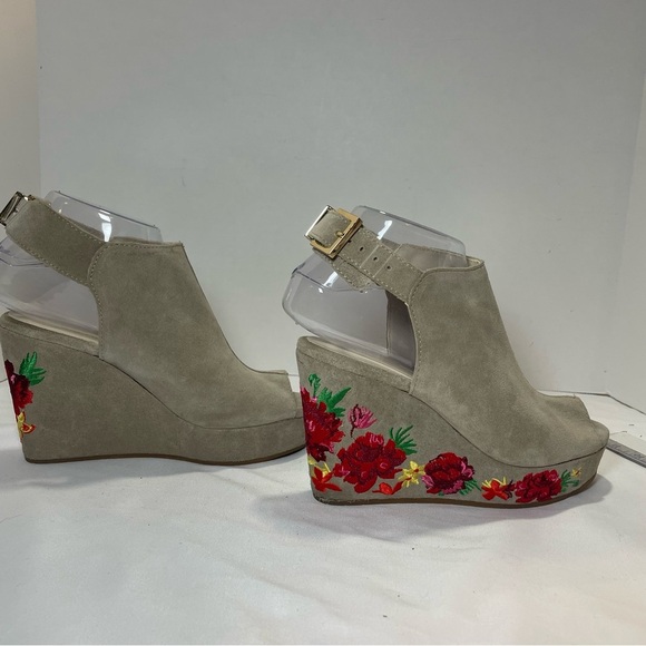 Kenneth Cole Embroidered Wedge Sandals - Tan suede. Floral. Size 6 women’s. - Picture 7 of 13